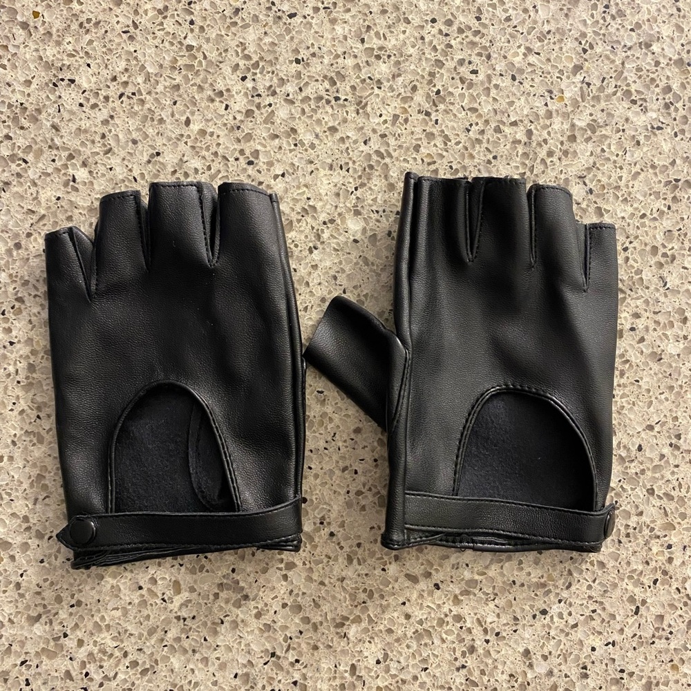 Driving gloves